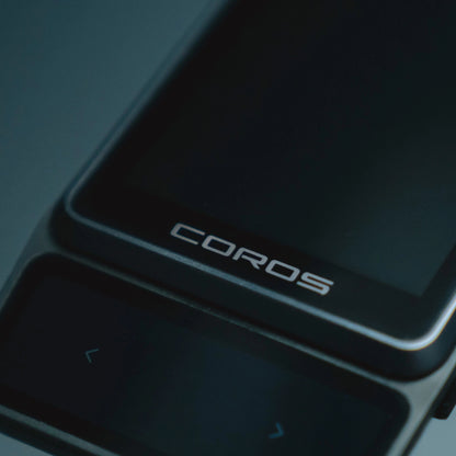 Detail COROS DURA 2 SOLAR – logo COROS a dve dotykové tlačidlá na solárnom paneli